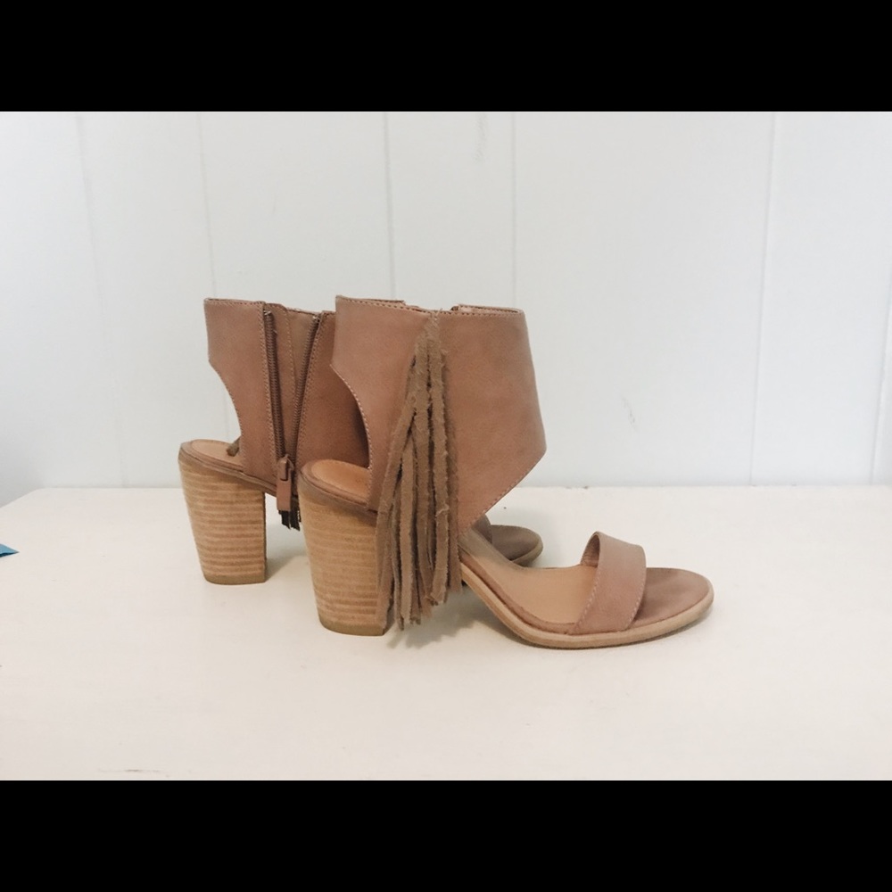 VERY VOLATILE Block Heel in Blush size 7